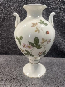 Adorable Wedgwood Wild Strawberry 21 cm Urn Shaped Handled Vase - Picture 1 of 8