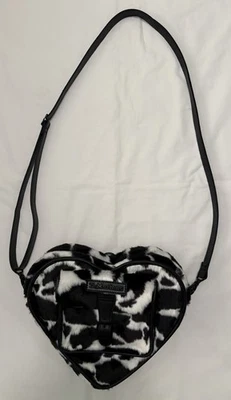Mochila Cartera Dr. Martens de Cuero con Estampado de Vaca de Piel Sintética en Forma de Corazón Negra Blanca Foto 1 de 4