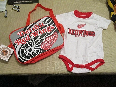 NHL-NWTS DETROIT RED WINGS INSULATED CARRY TOTE BAG & NEW BABY 1pc.,SZ.3/6MTHS Cover