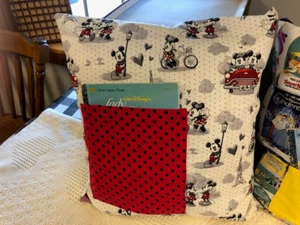 DISNEY KISSEN FÜR KINDERZIMMER MIT TASCHE FÜR BÜCHER ETC NEU - Bild 1 von 1