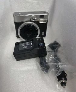 Fujifilm Instax Mini 90 Neo Classic schwarz mit Ladegerät & 2 Akkus - Bild 1 von 3