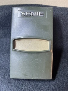 Original OEM Genie AT90 Ein Knopf Garagentoröffner Fernbedienung Schalter - Bild 1 von 3