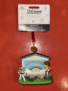 2025 Disney Parks Toy Story Sunnyside Daycare 15° Anniversario Ornamento Nuovo con etichette! - Foto 1 di 3