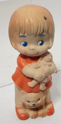 Vintage 1968 J.L. Prescott Co. Chirrido de goma Juguete Niña con muñeca y gato #297  Foto 1 de 4