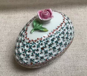 Caja de baratija con tapa en forma de huevo rosa perforada porcelana Royal Danube - Imagen 1 de 6