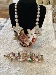 Collar y pulsera gargantilla Betsey Johnson estrás cuero flor imitación perla - Imagen 1 de 9