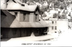 CB&Q Railroad Stazione Ferroviaria Depot Deadwood, South Dakota SD Cartolina - Foto 1 di 2