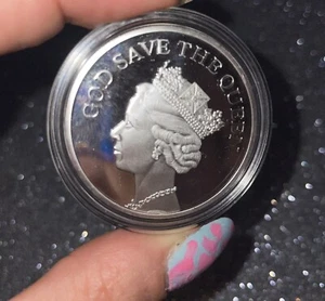 God Save The Queen Elizabeth 2 Regina Elisabetta Giubileo Platino Moneta Souveni - Foto 1 di 2