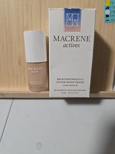 Macrene Actives Hochleistungs getönte Feuchtigkeitscreme - Light Medium 0,5 Oz. - Bild 1 von 4