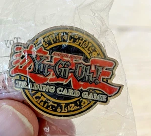 Yu-Gi-Oh! Pin de cartas coleccionables Tie Tack Metal 1996 cubierta superior Kazuki 1 1/2" de largo - Imagen 1 de 2