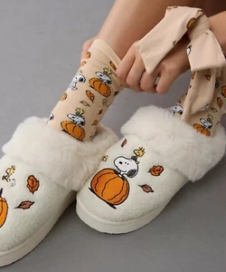 AMERICAN EAGLE Fall Peanuts Snoopy Slippers Women’s Size 8 New In Original Bag - Picture 1 of 7