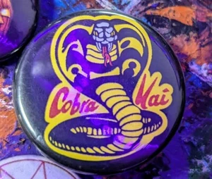 1,25 Zoll Karate Kid Cobra Kai Pin PinBack Badge Button - Bild 1 von 1
