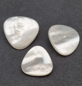 Weißer Perlmutt Ösen-Knopf 20-30 mm Dreieckig / Mother-of-Pearl Button Nacre C22 - Bild 1 von 6