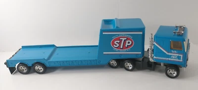 Camión y remolque de colección Ertl STP Richard Petty Racing de acero prensado Foto 1 de 4