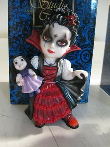 CosPlay Kinder Vampir Mädchen hält Vamp Puppe Figur handbemalt Poly Stein - Bild 1 von 3