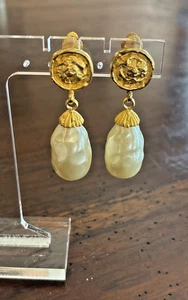 Gorgeous Vintage DEANNA HAMRO Gold Tone Clip On Faux Pearl Earrings EUC - Picture 1 of 6