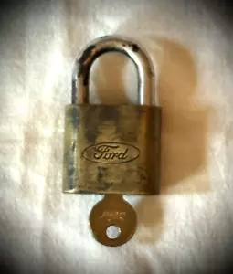 SCRIPT OVALE VINTAGE Lucchetto Ford Ottone Con Chiave Non Pulito - Foto 1 di 21