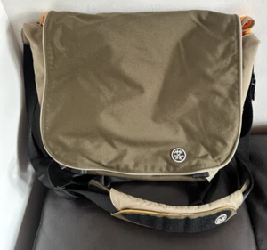 Crumpler Messenger Bag The Part and Parcel Padded CarryOn Laptop Compartment NEW - Afbeelding 1 van 8