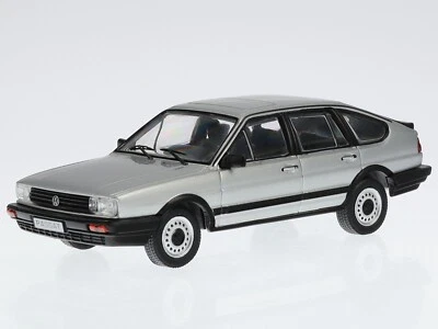 VW Passat B2 Fließheck 5-porte 1985 argento modello di auto CLC425N IXO 1:43 - Immagine 1 di 4