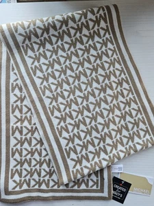 Bufanda con monograma Michael Kors - Elegante diseño de logotipo MK NUEVA CON ETIQUETAS Macys color tostado crema 65x10,5 - Imagen 1 de 5