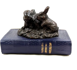 Bronzeguss Skulptur Hasen sitzend auf Keramik Aristoteles Buch Vintage Hase - Bild 1 von 10