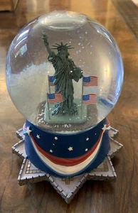 Hallmark Statue of Liberty Snow Globe 2002 Plays The National Anthem music box - Picture 1 of 6