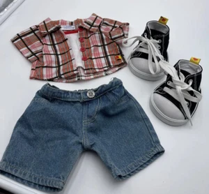 Camicia a quadri Build A Bear, pantaloncini jeans blu e sneakers alte bianche e nere - Foto 1 di 12