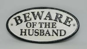 Cast Iron Embossed Beware Of The Husband Plaque Home Decor Vintage Rustic Black - Bild 1 von 3