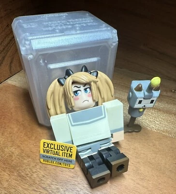 Juguete Roblox Sakura Emi y código de expresión Tsundere incluido Foto 1 de 3