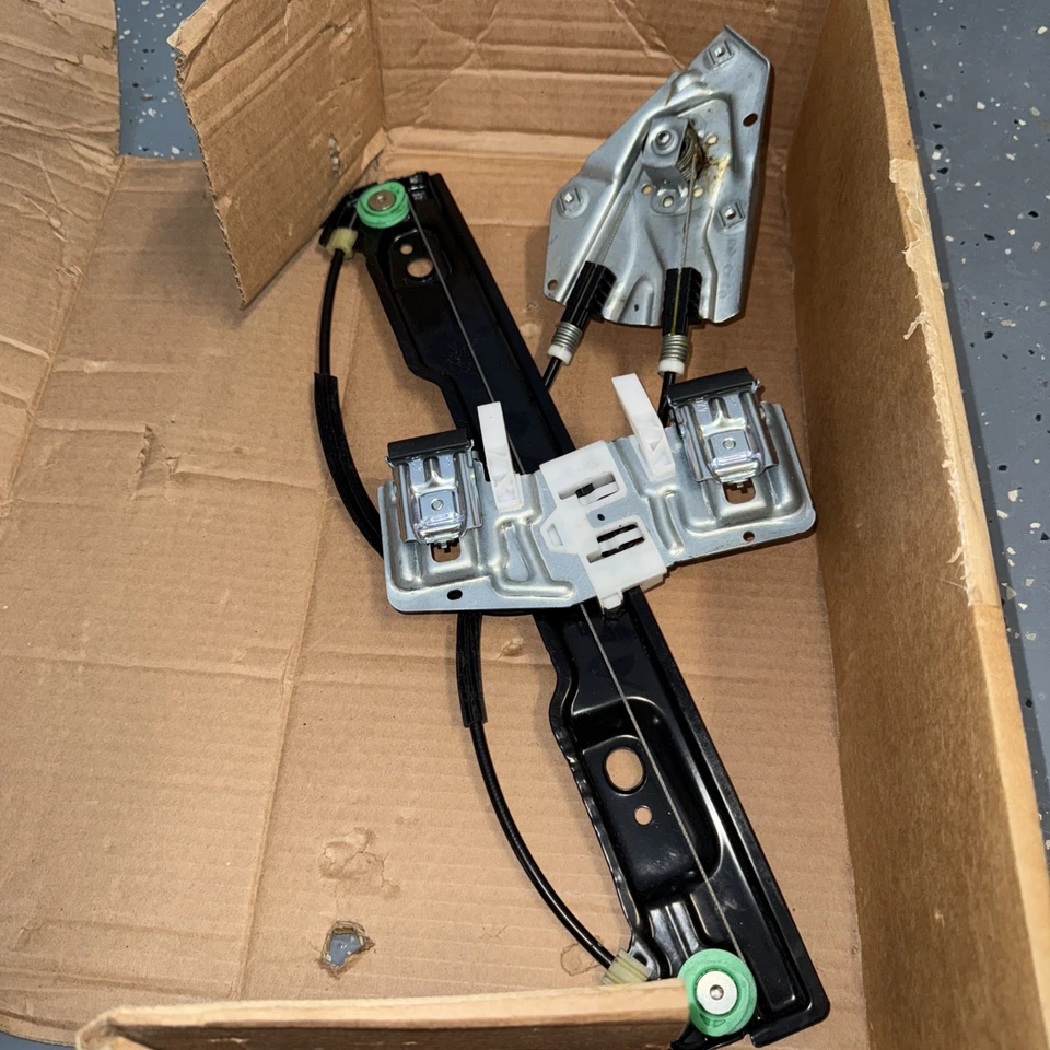 Regulador de janela de porta dianteira direita usado serve: 2015 Ford Fiesta manual dianteiro - Imagem 1 de 3