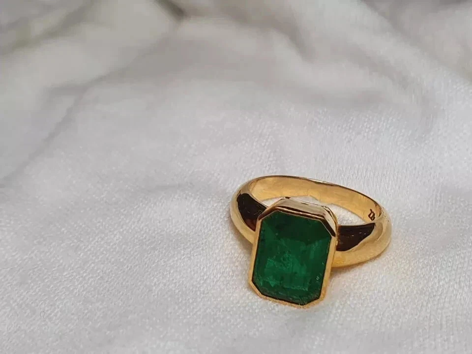 Anillo solitario para hombre enchapado en oro amarillo de 14K creado en laboratorio corte esmeralda verde de 2,20 quilates Foto 1 de 4