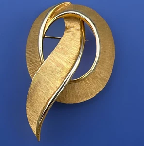 Broche Prendedor Corona Trifari Letra Q Monograma Tono Dorado Cepillado De Colección - Imagen 1 de 12