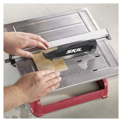 Skil, sierra eléctrica para azulejos húmedos con cable de 7 pulgadas con mesa de acero inoxidable roja Foto 1 de 4