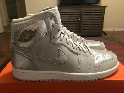AIR JORDAN 1 RETRO HI PLATA '25 Aniversario' - sin maletín, con caja de repuesto Foto 1 de 4