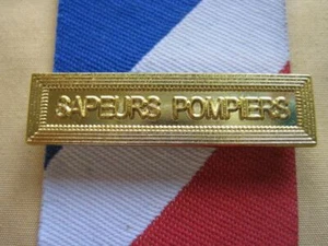 Agrafe  SAPEURS POMPIERS  en Métal Doré Médaille de la Sécurité Intérieure  - Picture 1 of 1