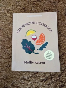 Libro de cocina The Moosewood Mollie gatos alimentos naturales restaurante Ithaca Nueva York PB - Imagen 1 de 5