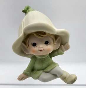 Homco Blumenfee sitzend winkend Pixie Elfe #5615 Porzellan Sommersprossen grün Shirt - Bild 1 von 13