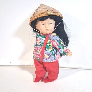 Mini Muñeca Corolline Corolline Niña Asiática Corolle con Sombrero de Paja Vinilo 10" - Imagen 1 de 4