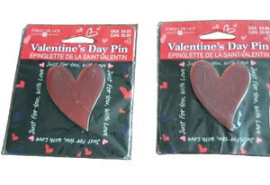 Prendedores DÍA DE SAN VALENTÍN ROJO Insignia Forma de Corazón 2 De Colección por American Greetings NUEVO EN CAJA - Imagen 1 de 4