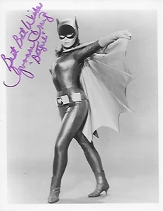 YVONNE CRAIG come BATGIRL firmato 8 x 10 - Foto 1 di 2