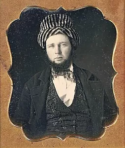 Uomo barbuto che indossa insolito cappello a righe gilet floreale 1/6 piatto dagherrotipo K232 - Foto 1 di 3