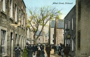 GEDRUCKTE POSTKARTE VON ALBERT STREET, KIRKWALL, ORKNEY ISLANDS, SCHOTTLAND - Bild 1 von 2