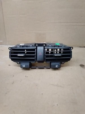 Pontiac Torrent 2006 rejillas de ventilación usadas montadas en el tablero con control de tracción y peligros Foto 1 de 4