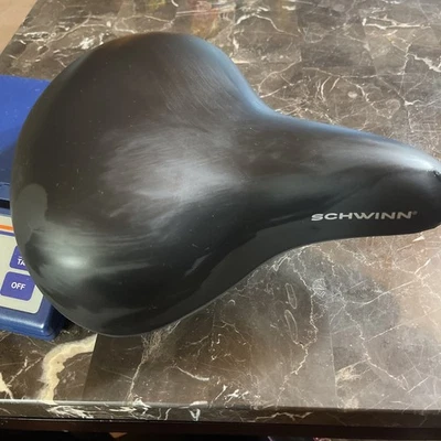 СЕДЛО ДЛЯ КОММУТИРУЕМОГО ВЕЛОСИПЕДА SCHWINN, УНИВЕРСАЛЬНОЕ — ЧЕРНОЕ - Изображение 1 из 4