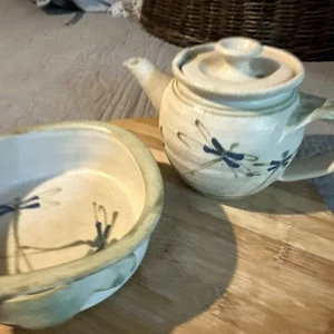 Vintage Kunstkeramik Teekanne und Schüssel Set Creme/Blau Libellen USA Signiert - Bild 1 von 17