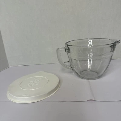 The Pampered Chef 1 Qt. Glass Measuring Cup Batter Bowl with Lid, Spout, Handle - Image 1 of 4