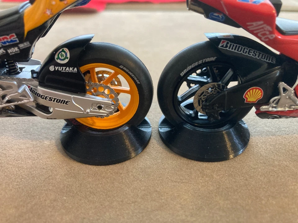 Maisto Burago Altaya MotoGP 1/18 Motorcycle STAND Ducati Honda Yamaha Suzuki - Image 1 of 4