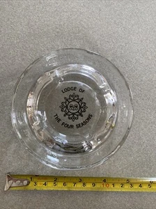 Cenicero de vidrio vintage Lodge of the Four Seasons Lake Ozark Mo publicidad redonda - Imagen 1 de 3