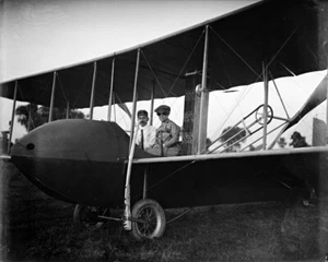 Neues Foto: Flugpionier Orville Wright im Flugzeug mit seiner Schwester - 6 Größen! - Bild 1 von 7