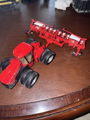 Case IH International Harvester 900 Cyclo Air 12-Row Planter 1/64 & 535 W/duals - Image 1 of 4